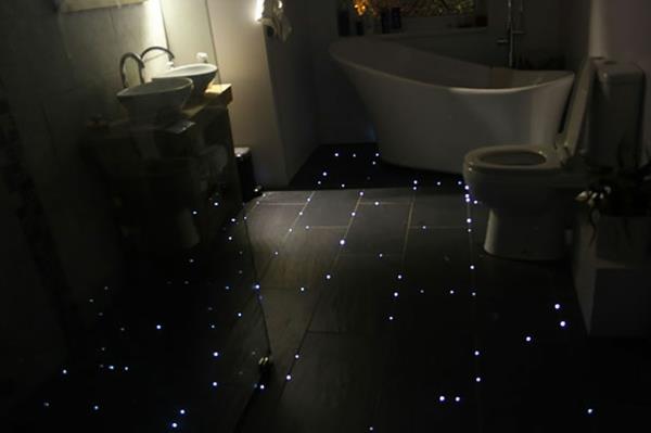 Pomysły na podłogi do łazienki światłowody ciemne