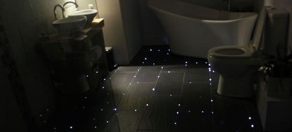 Włókno podłogowe z płytek łazienkowych wygląda w nocy?