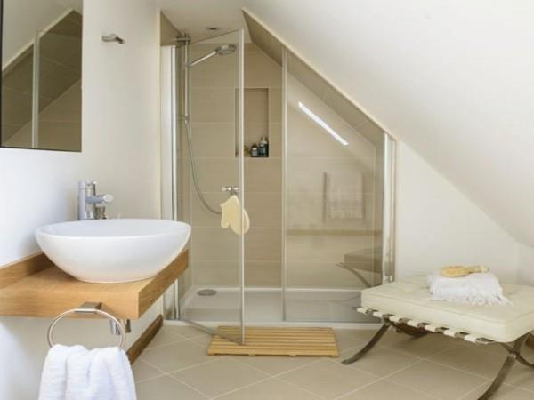 Pomysły łazienkowe do małych łazienek drewniana kabina prysznicowa z listew