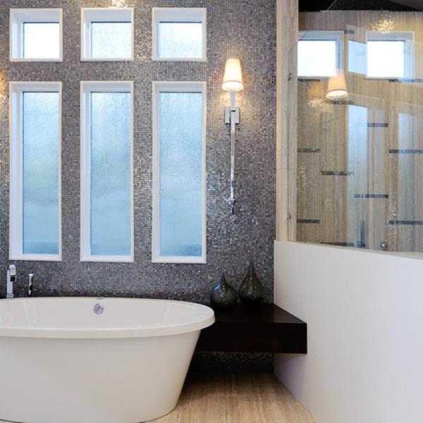 Płytki łazienkowe z metalowym oknem mozaikowym w łazience