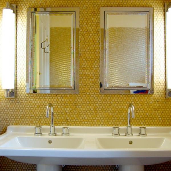 Płytki łazienkowe o metalicznym wyglądzie, żółte kafelkowe lustro