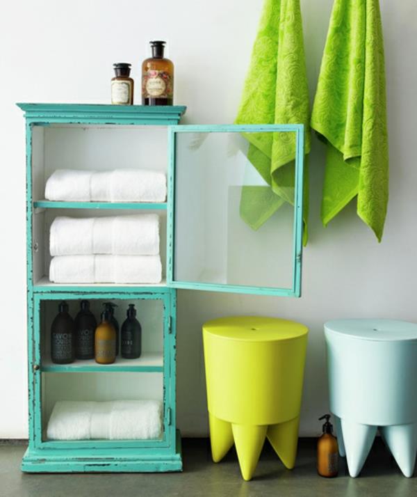 łazienka zielony wzór stara półka szafka białe ręczniki