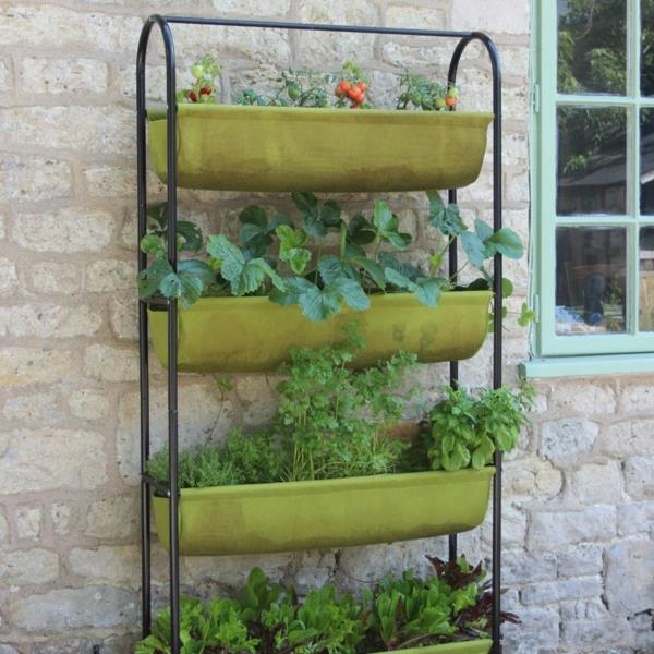 Créer un jardin de balcon. Étagère pour les herbes sur le balcon. Jardin de fines herbes