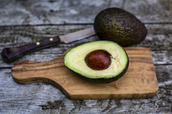 Liste des aliments riches en fibres avocat coupé en deux