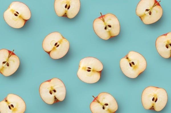 Aliments riches en fibres pommes coupées en deux