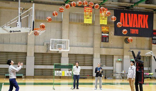 Un robot de basket-ball atteint un record Guinness avec 2 020 lancers parfaits pour la tentative de record du monde