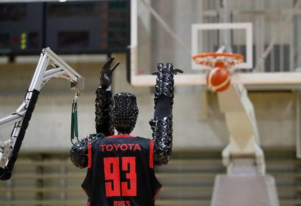 Un robot de basket-ball atteint le record Guinness avec 2 020 lancers parfaits Un robot lance une balle cue3 toyota