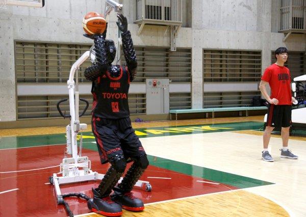 Un robot de basket-ball atteint un record Guinness avec 2 020 lancers parfaits Les robots toyota lancent