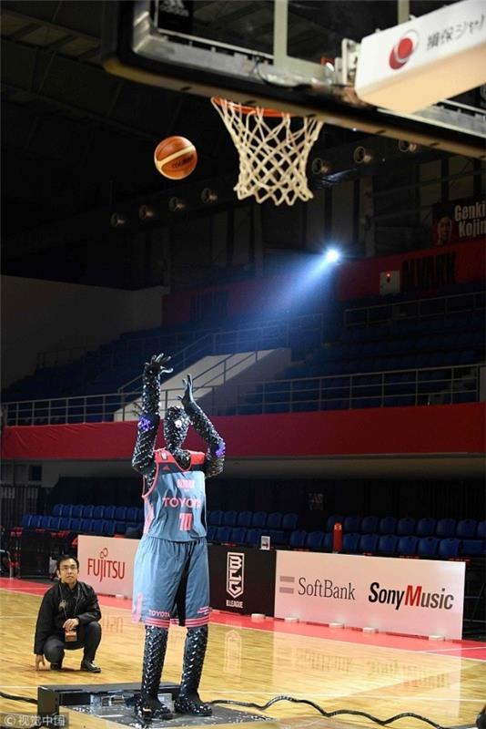 Un robot de basket-ball atteint un record Guinness avec 2 020 lancers parfaits toyota robot cue3 au match