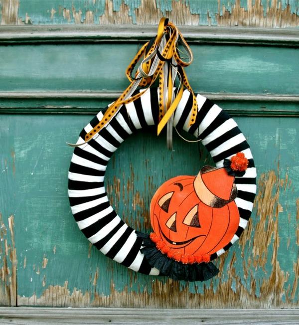 Pomysły na rękodzieło wesoła dynia Halloween wieniec na drzwi paski czarno-białe