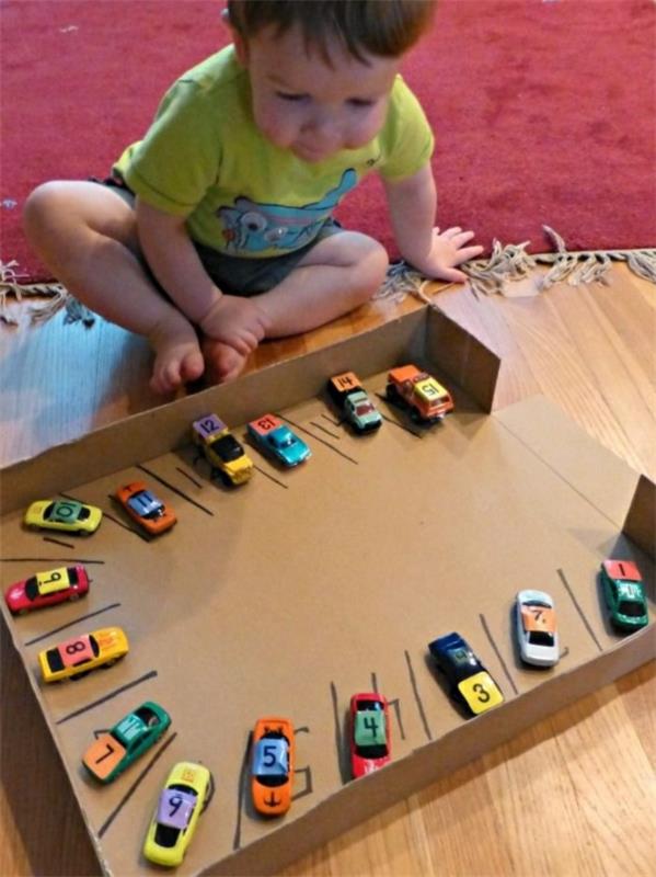 Bricolage avec enfants en carton parking en carton