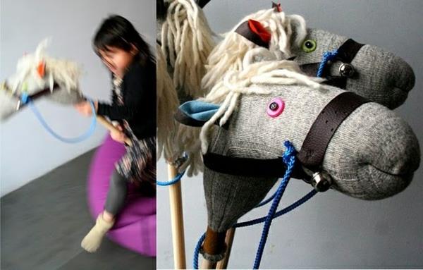 Artisanat avec enfants brodant cheval original