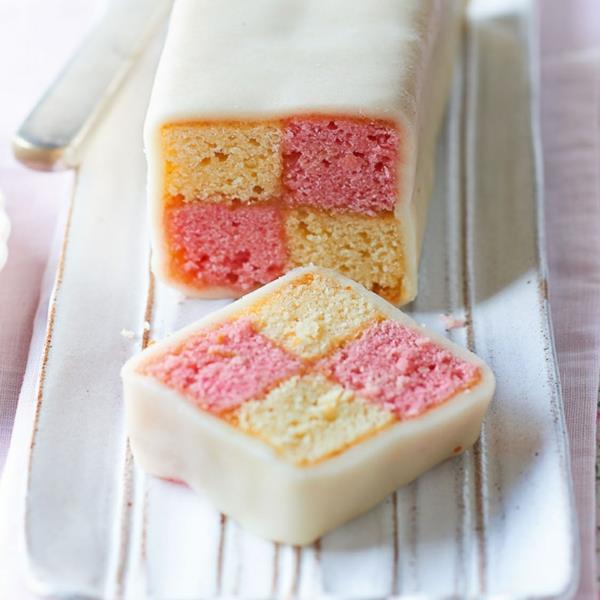 Préparation des gâteaux Battenberg Motif damier Battenberg