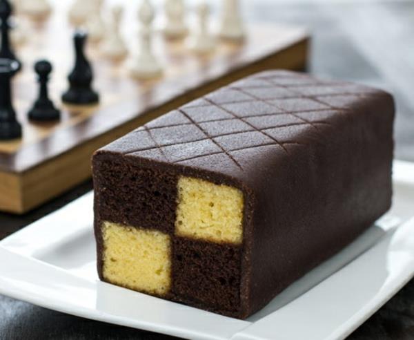 Préparation des gâteaux Battenberg en damier