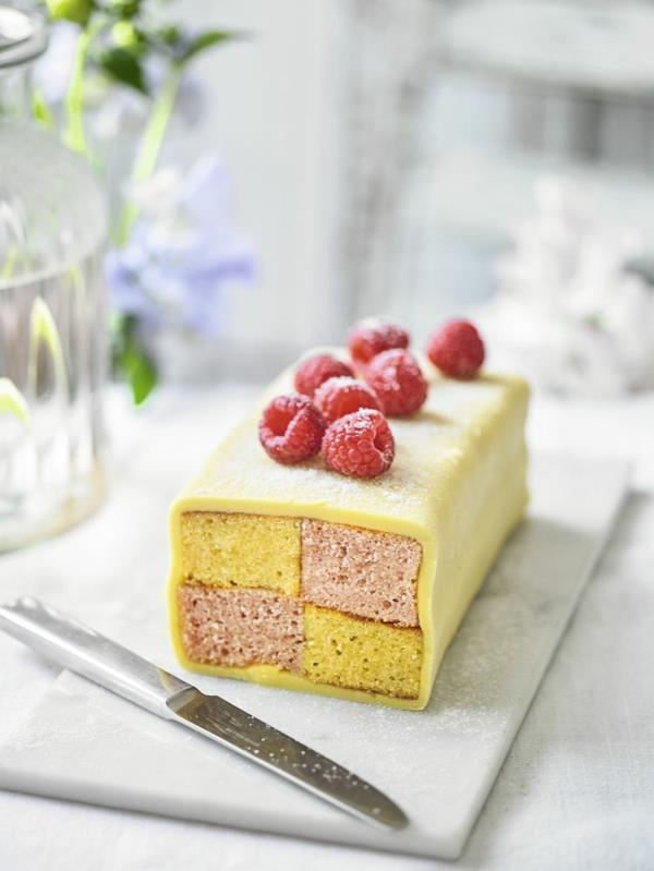 Préparation du gâteau Battenberg - un dessert anglais aux framboises
