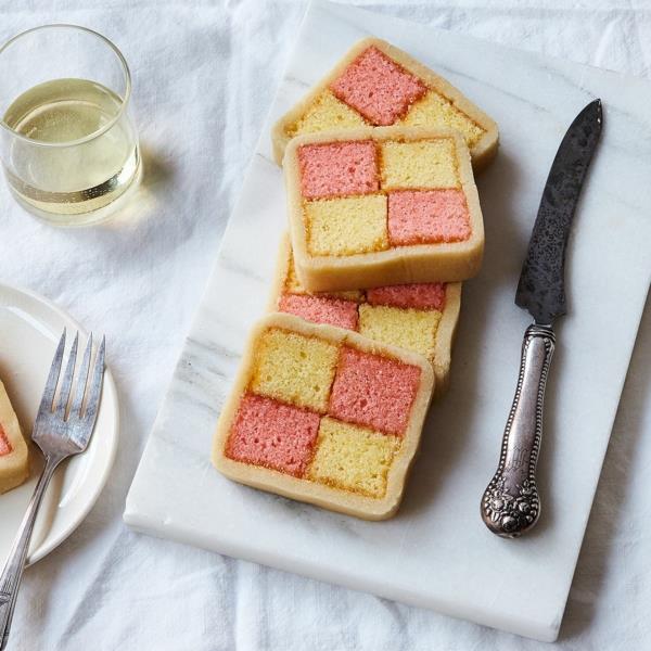 Préparation du gâteau Battenberg - un dessert anglais d'origine allemande