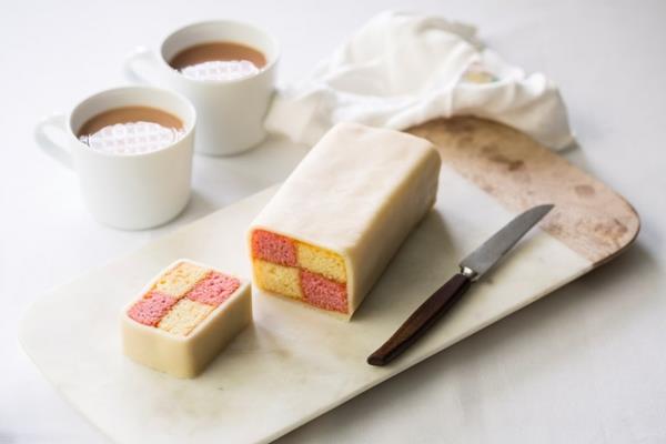 Préparation du gâteau Battenberg - un dessert anglais à l'heure du thé