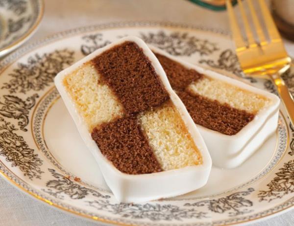 Préparation du gâteau Battenberg - un dessert anglais