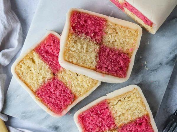 Gâteau Battenberg préparant la base de pâte rose