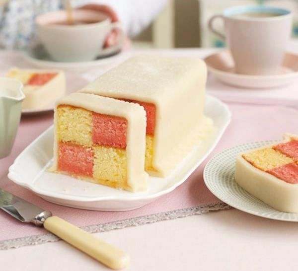 Préparation des gâteaux Battenberg en damier rose et blanc