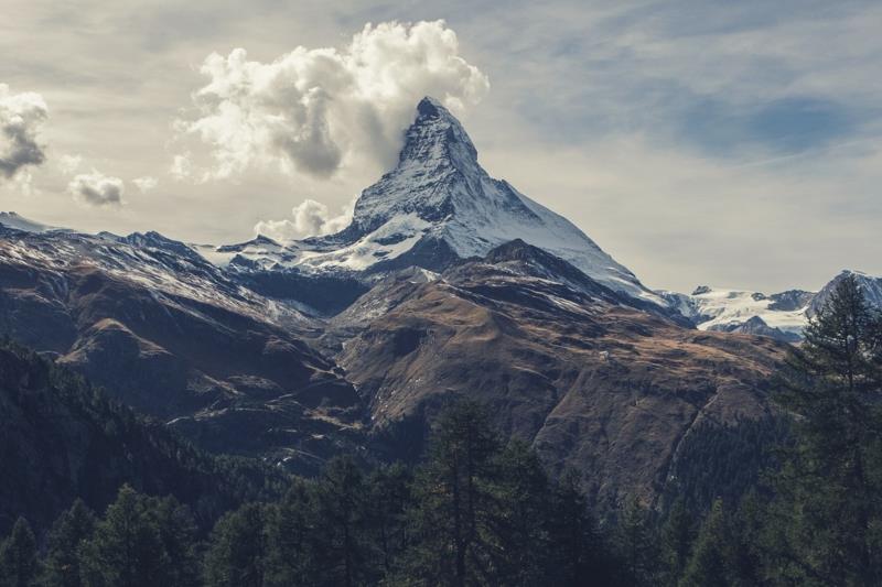 Un alpiniste cible les montagnes des sommets du monde entier