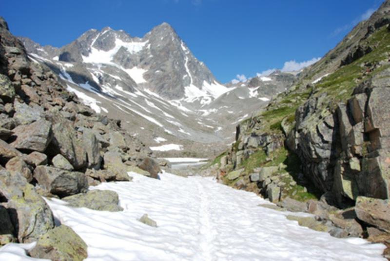 Un alpiniste cible la neige des hautes montagnes du monde entier