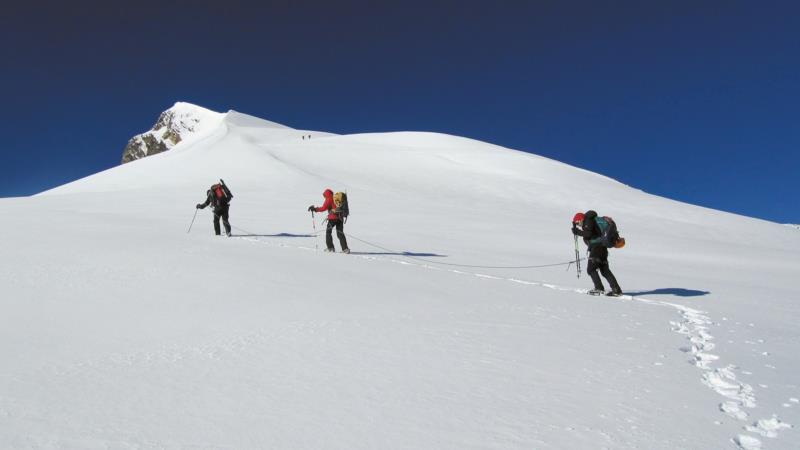 Les alpinistes dans la neige visent les sommets mondiaux