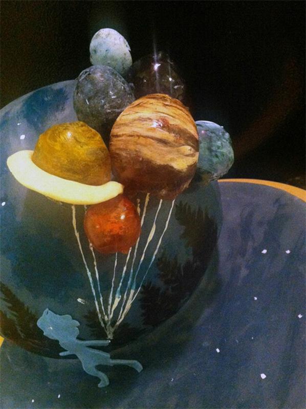 Des tartes aux gâteaux spéciaux décorent le ballon de la planète spatiale