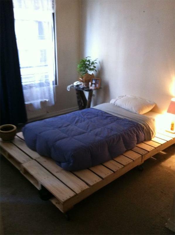 Les cadres de lit en bois de palette construisent vous-même un grand cadre