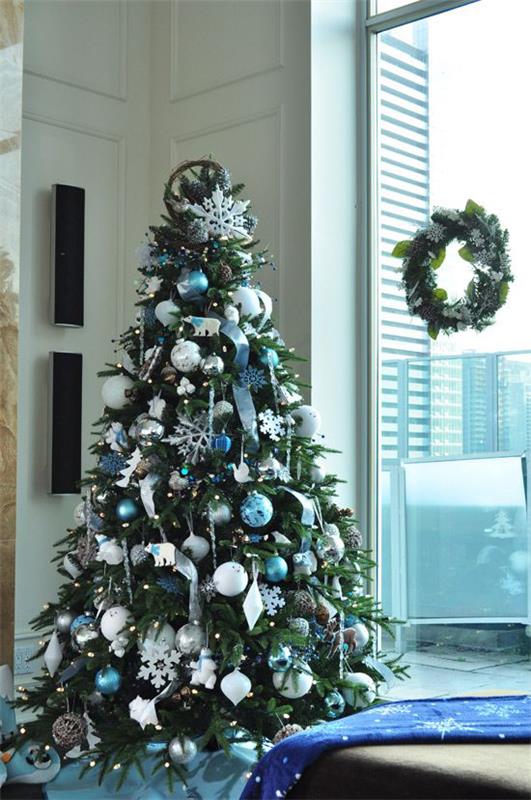 Niebiesko-srebrne uroczystości bożonarodzeniowe i sylwestrowe Choinka ozdobiona obok okna wiankiem na szybie