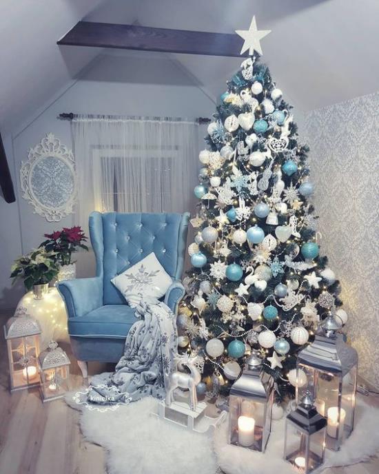 Niebiesko-srebrne uroczystości bożonarodzeniowe i sylwestrowe Sala pod skarpą jasnoniebieskie odcienie Szare srebro działa uspokajająco