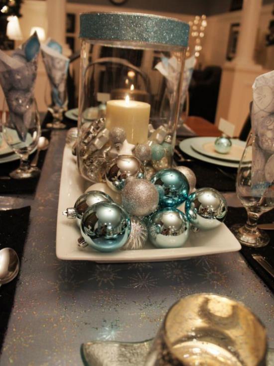 Niebiesko-srebrne Boże Narodzenie i Sylwester świętują świąteczne, efektowne dekoracje stołu z błyszczącymi kulami ułożonymi pośrodku stołu