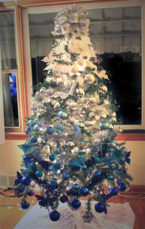 Niebiesko-srebrne obchody Świąt Bożego Narodzenia i Nowego Roku pięknie udekorowane choinkowe ombre efekt wow efekt
