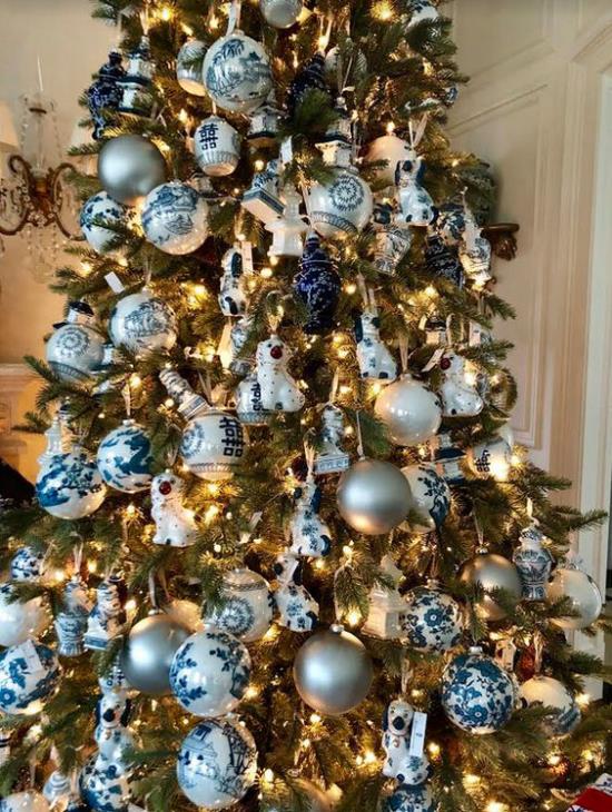 Niebieskie i srebrne uroczystości bożonarodzeniowe i noworoczne pięknie udekorowane choinką liczne bombki