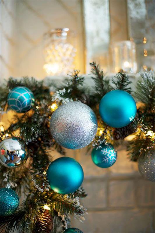 Niebieskie i srebrne Świętuj Boże Narodzenie i Sylwestra Piękne ozdoby świąteczne sprawiają, że choinka mieni się