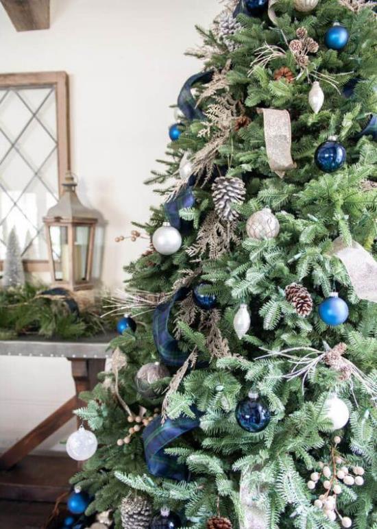 Niebiesko-srebrna Boże Narodzenie i Sylwester pięknie ozdobiona choinka przyciągająca wzrok