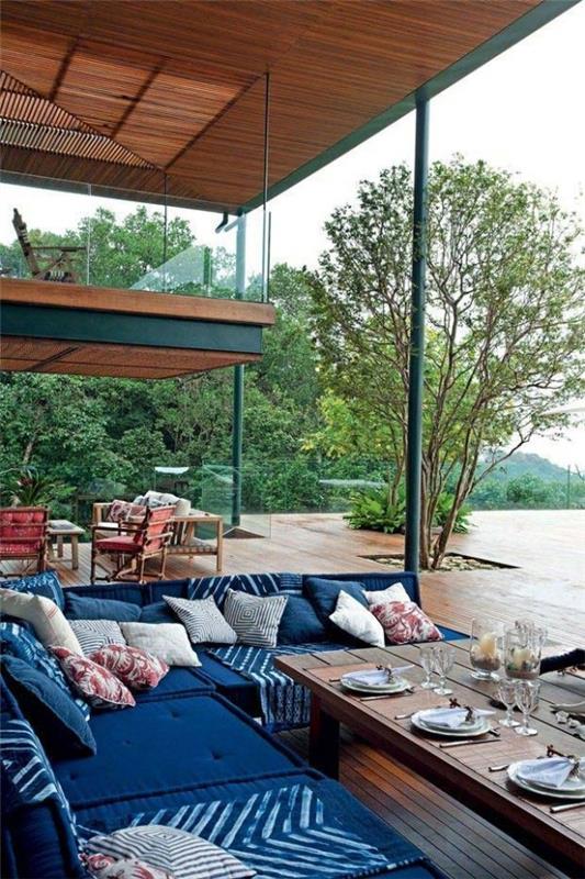 Meubles bleus sur un porche de maison de rêve