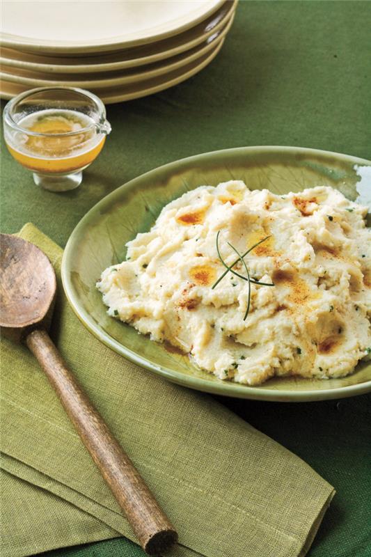 Chou-fleur sain, simplement réduit en purée, garni d'épices et d'herbes vertes