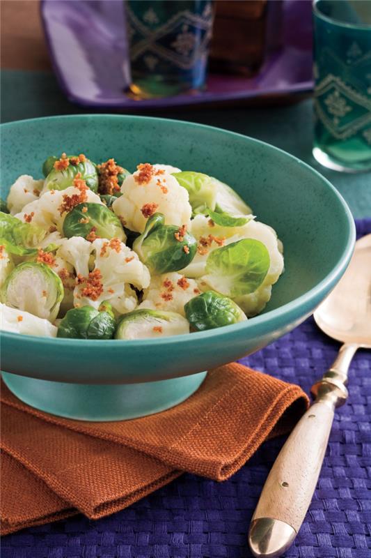 Salade fraîche de nourriture saine de chou-fleur avec le brocoli