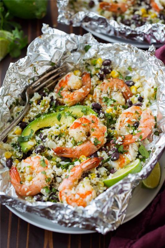 Chou-fleur sain avec riz de maïs aux crevettes et avocat combiné grillé dans du papier d'aluminium