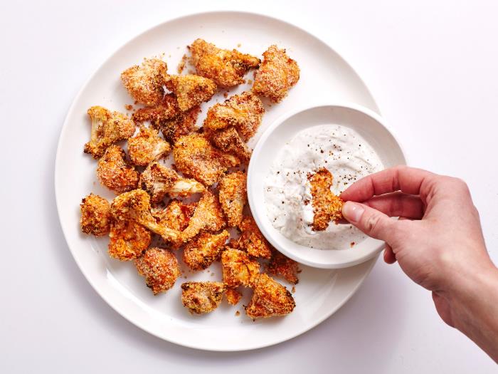 Chou-fleur pané sain avec une trempette crémeuse au goût délicieux