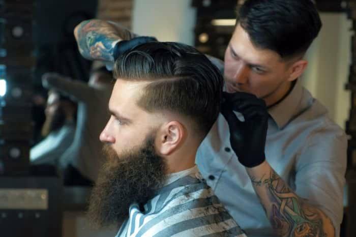 Bokserkowy krój z przejściem z kreskową krótką fryzurą dla mężczyzn