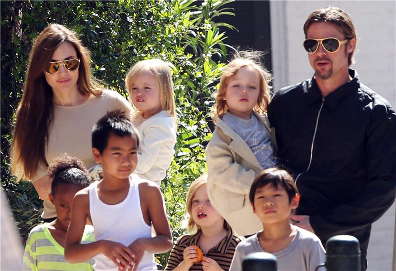 Bradd Pitt i Angelina Jolie z dziećmi