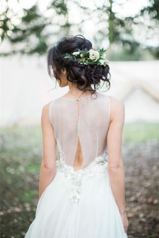 Fryzura ślubna przypięta suknią ślubną w kwiaty