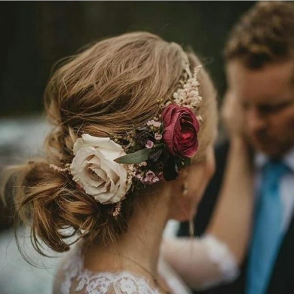Fryzura ślubna przypięta kwiatami bez welonu romantyczna