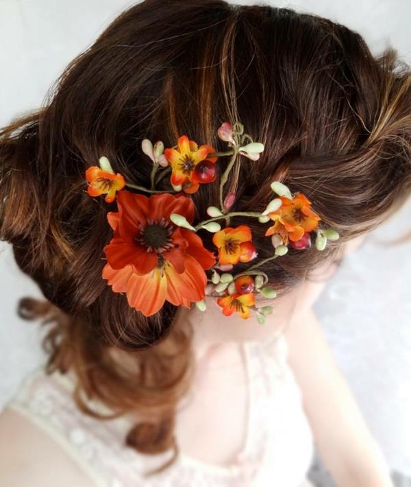 Fryzura ślubna upięta kwiatami z boku