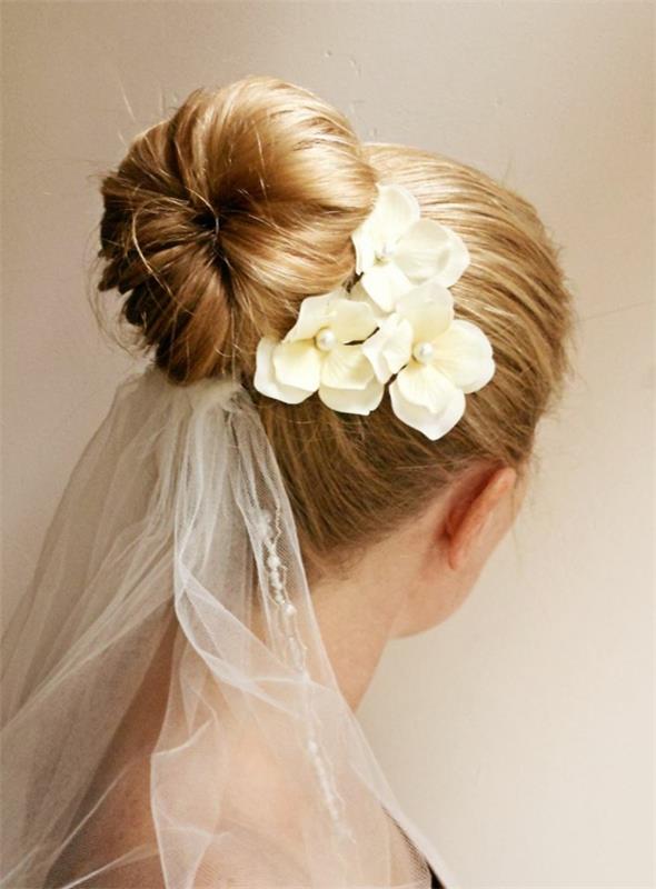 Fryzura ślubna z kwiatami z kokardką ze sztucznych kwiatów