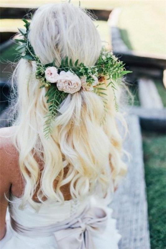 Fryzura ślubna otwarta z kwiatami blond fale włosów