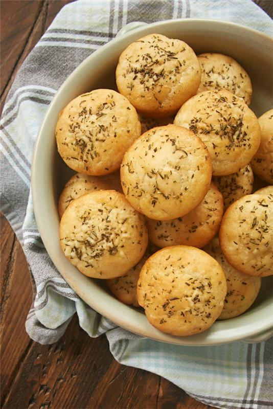 Rouleaux à l'ail grillé et à la sauge Recettes de brunch de Pâques