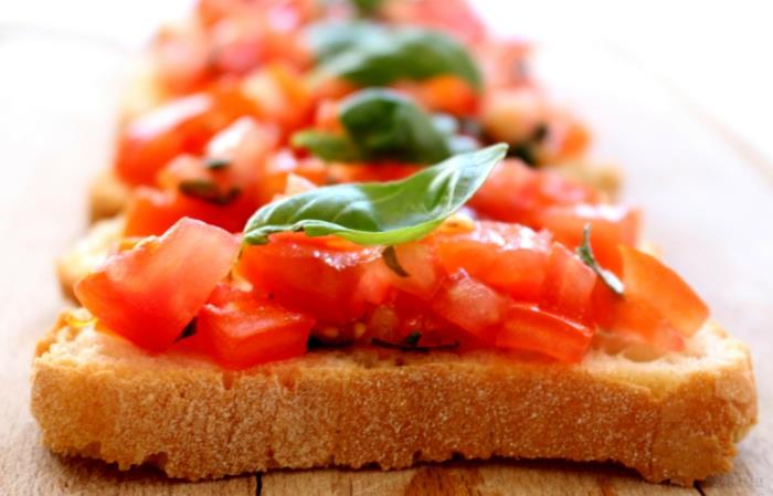 Bruschetta au pain à la tomate